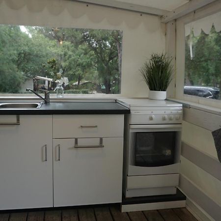 Chalets Met Buitenkeuken Op Camping Lei Suves - Joycasa Roquebrune-sur Argens Exteriér fotografie