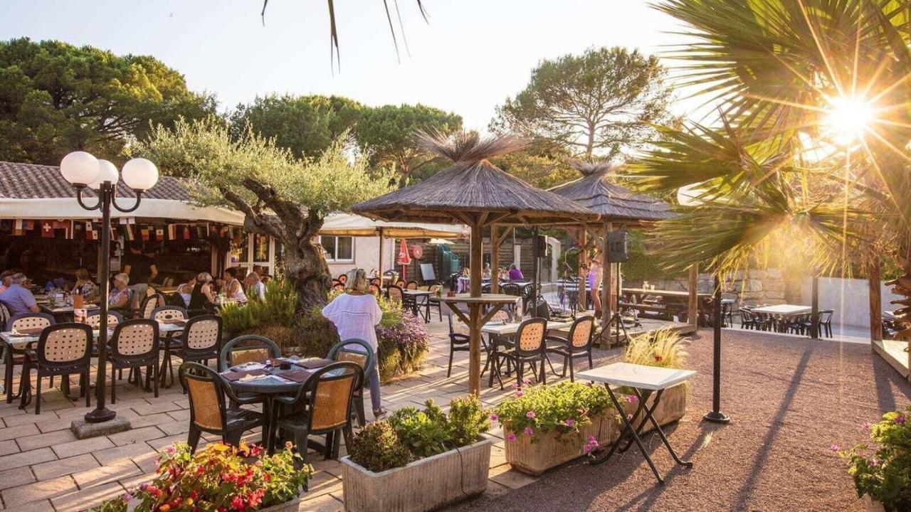 Chalets Met Buitenkeuken Op Camping Lei Suves - Joycasa Roquebrune-sur Argens Exteriér fotografie