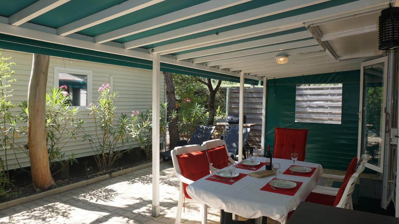 Chalets Met Buitenkeuken Op Camping Lei Suves - Joycasa Roquebrune-sur Argens Exteriér fotografie