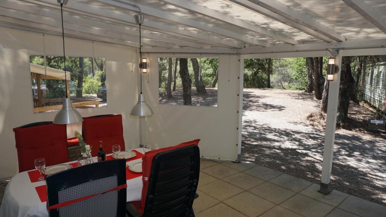 Chalets Met Buitenkeuken Op Camping Lei Suves - Joycasa Roquebrune-sur Argens Exteriér fotografie