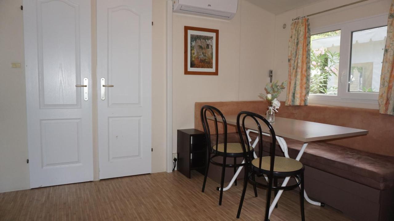 Chalets Met Buitenkeuken Op Camping Lei Suves - Joycasa Roquebrune-sur Argens Exteriér fotografie