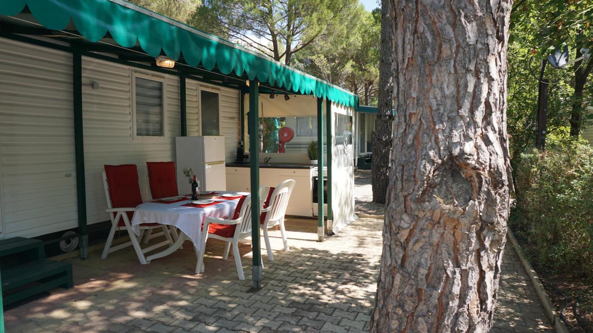 Chalets Met Buitenkeuken Op Camping Lei Suves - Joycasa Roquebrune-sur Argens Exteriér fotografie